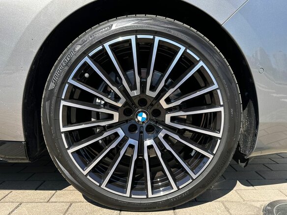 2025 BMW 7 серии 740i xDrive VII (G70), серый, 15190000 рублей - вид 6