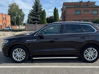 2021 Volkswagen Touareg III, коричневый, 5440000 рублей, вид 3