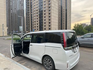 2018 Toyota Esquire I Рестайлинг, белый, 2300000 рублей, вид 5