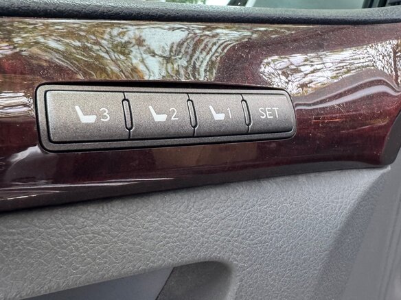 2010 Lexus LX 570 III, серебристый, 3999999 рублей - вид 25