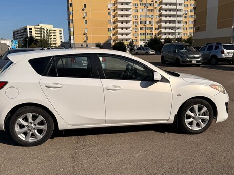 2011 Mazda 3 II (BL) Рестайлинг, белый, вид 2