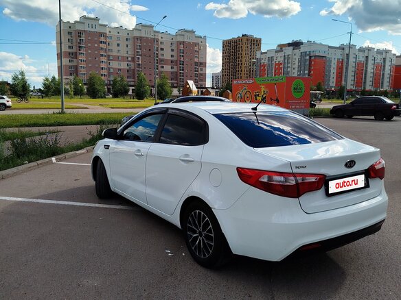 2012 Kia Rio 4-speed III, белый, 750000 рублей - вид 2