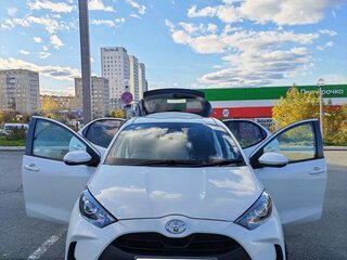2021 Toyota Yaris IV, белый, 1265000 рублей, вид 2