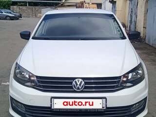 2016 Volkswagen Polo V Рестайлинг, белый, 700000 рублей, вид 1