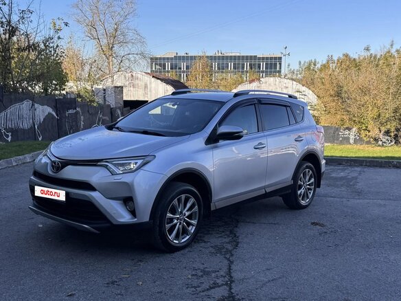 2017 Toyota RAV4 IV (XA40) Рестайлинг, серебристый, 2500000 рублей