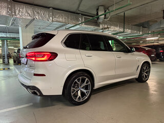 2022 BMW X5 40i IV (G05/G18), белый, 7700000 рублей, вид 4