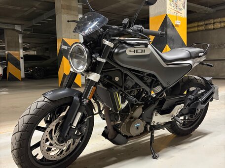 2021 Husqvarna Svartpilen 401, серый, 448000 рублей, вид 1