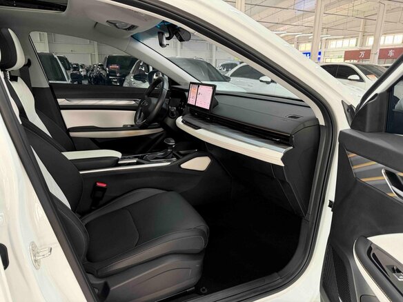2022 Geely Emgrand L I, белый - вид 15