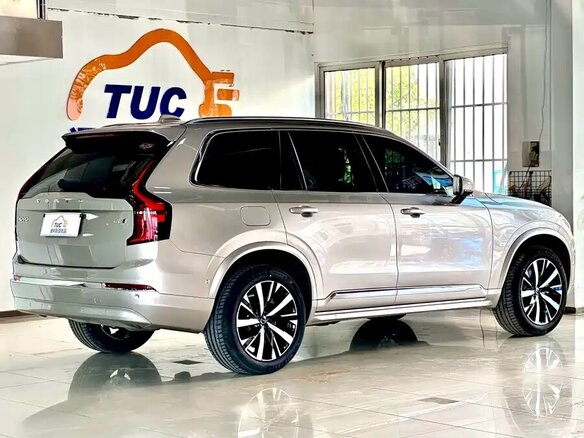 2025 Volvo XC90 B6 II Рестайлинг 2, серебристый, 7774537 рублей - вид 4