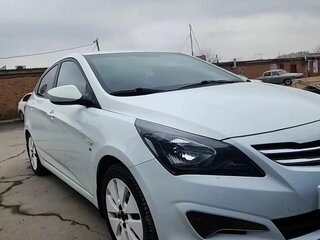 2015 Hyundai Solaris I Рестайлинг, белый, 900000 рублей, вид 1