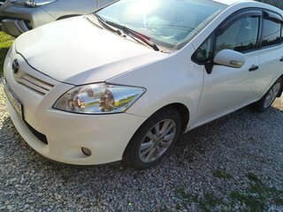 2011 Toyota Auris I Рестайлинг, белый, 850000 рублей, вид 1