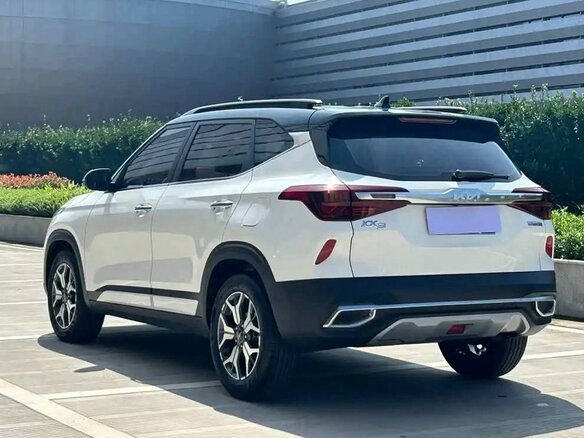 2022 Kia KX3, белый, 1900000 рублей - вид 2