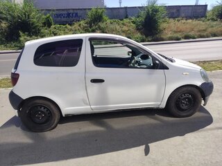 2000 Toyota Vitz I (P10), белый, 250000 рублей, вид 1