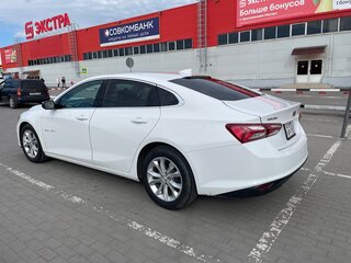 2019 Chevrolet Malibu IX Рестайлинг, белый, 1550000 рублей, вид 4