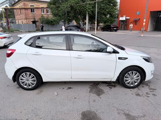 2013 Kia Rio 4-speed III, белый, 850000 рублей, вид 4