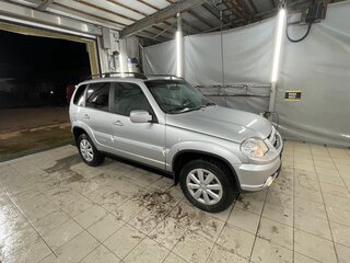 2011 Chevrolet Niva I Рестайлинг, серебристый, 450000 рублей, вид 3