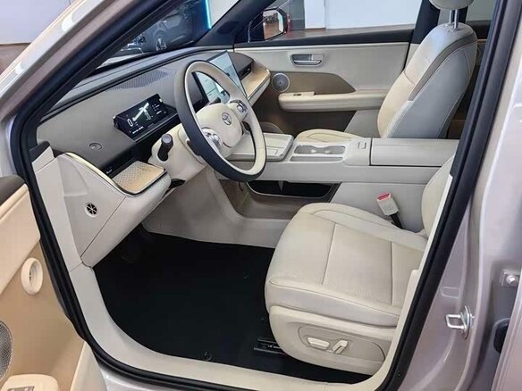 2025 Toyota bZ3X 58.3 kWh, серебристый, 2140000 рублей - вид 11