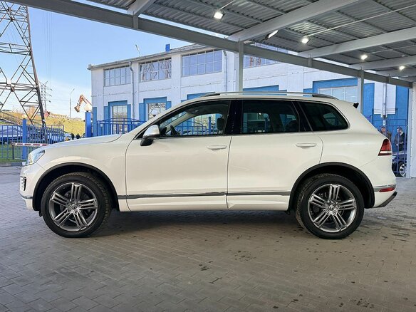 2017 Volkswagen Touareg II Рестайлинг, белый - вид 1