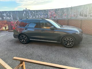 2021 BMW X7 40d I (G07), серый, 7700000 рублей, вид 2