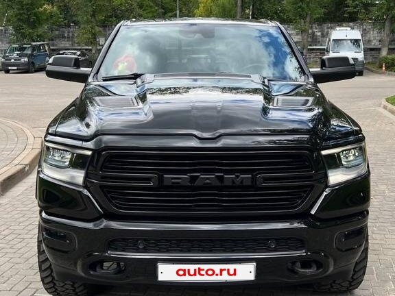 2018 Ram 1500 Crew Cab V, чёрный, 5800000 рублей - вид 3