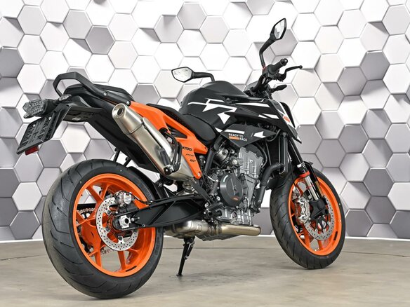 2023 KTM 890 Duke GP, чёрный, 899000 рублей - вид 6