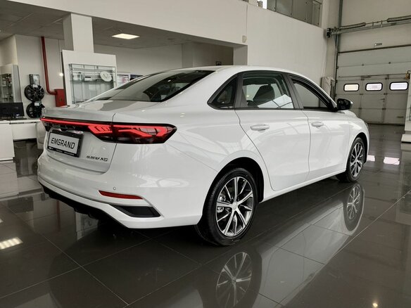 2023 Geely Emgrand II, белый, 2489990 рублей - вид 3