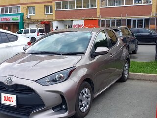 2021 Toyota Yaris IV, золотистый, 1350000 рублей, вид 1