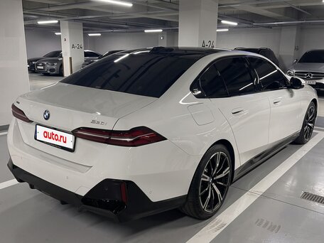 2025 BMW 5 серии 530i xDrive VIII (G60/G61/G68), синий, 7050000 рублей, вид 4