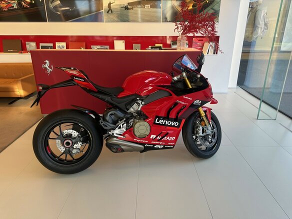 2023 Ducati Panigale V4, красный, 6900000 рублей - вид 2