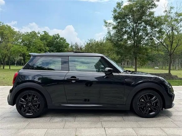 2022 Mini Hatch Cooper III (F55/F56) Рестайлинг 2, чёрный, 1937000 рублей - вид 1