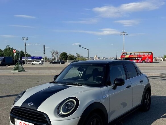 2019 Mini Hatch Cooper III (F55/F56) Рестайлинг, серебристый - вид 2