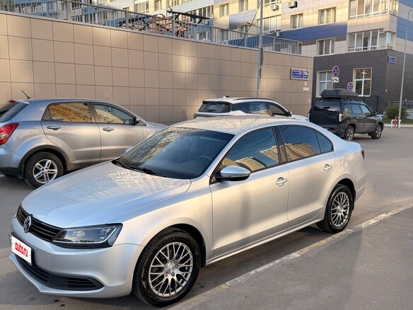 2013 Volkswagen Jetta VI, серебристый, 950000 рублей - вид 1