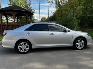 2017 Toyota Camry VII (XV50) Рестайлинг 2, серебристый, 2750000 рублей, вид 3