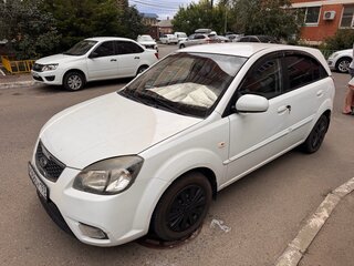 2011 Kia Rio II Рестайлинг, белый, 600000 рублей, вид 1