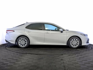 2021 Toyota Camry VIII (XV70) Рестайлинг, белый, 3190000 рублей, вид 4