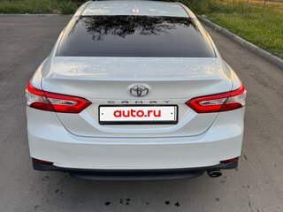 2018 Toyota Camry VIII (XV70), белый, 2350000 рублей, вид 3