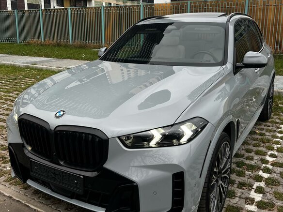2024 BMW X5 40i IV (G05/G18) Рестайлинг, серый - вид 3