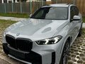 2024 BMW X5 40i IV (G05/G18) Рестайлинг, серый - вид 3
