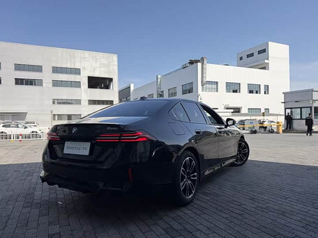 2024 BMW 5 серии 525i VIII (G60/G61/G68), чёрный, 5175437 рублей, вид 4