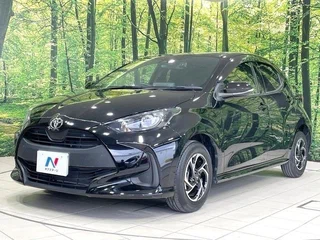 2023 Toyota Yaris IV, чёрный, 840300 рублей, вид 1