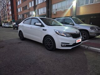 2015 Kia Rio III Рестайлинг, белый, 1050000 рублей, вид 1