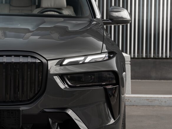 2025 BMW X7 40d I (G07) Рестайлинг, серый - вид 2