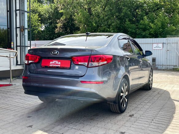 2017 Kia Rio III Рестайлинг, серый - вид 2