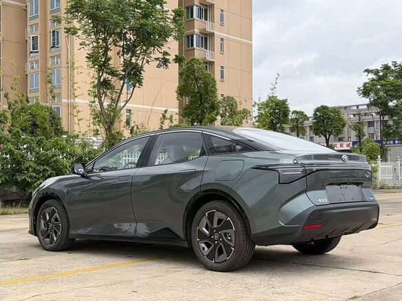 2026 Toyota bZ3, зелёный, 1990000 рублей - вид 2