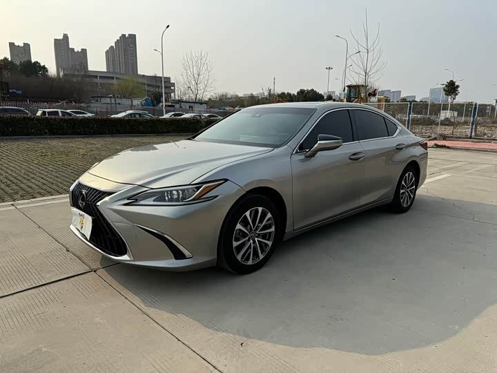 Открыть фотографии: Lexus ES VII Рестайлинг