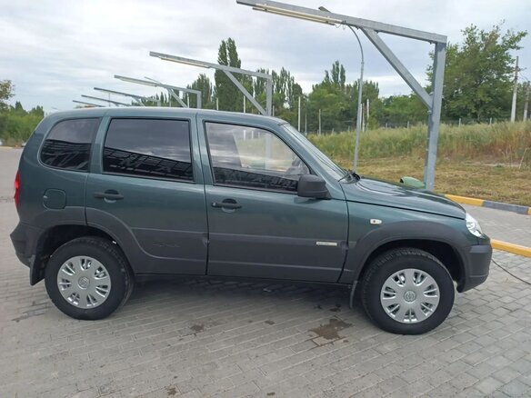 2015 Chevrolet Niva I Рестайлинг, зелёный, 625000 рублей - вид 2
