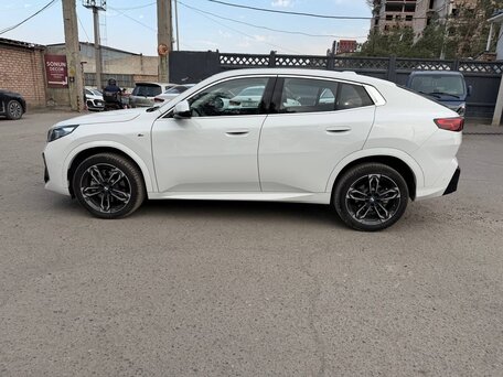 2024 BMW X2 sDrive20i II (U10), белый, 6820000 рублей, вид 4