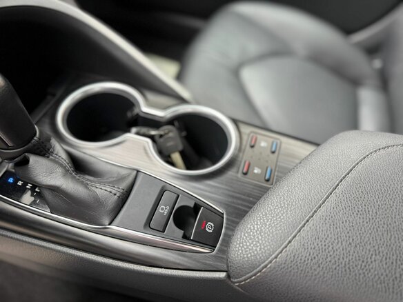 2021 Toyota Camry VIII (XV70) Рестайлинг, серебристый, 3900000 рублей - вид 16
