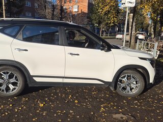2020 Kia KX3, белый, 2000000 рублей, вид 3