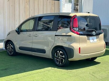 2023 Toyota Sienta III, коричневый, 930000 рублей, вид 4